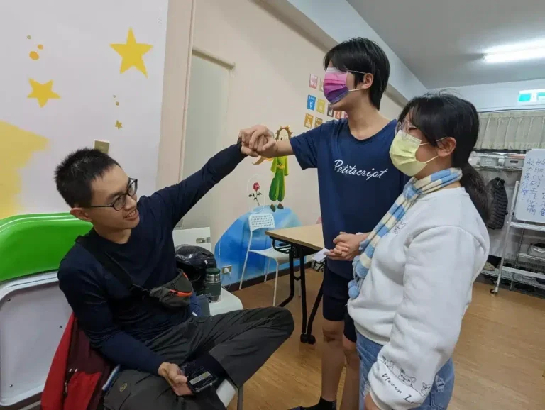 創造青少年的行動,去與這個世界互動