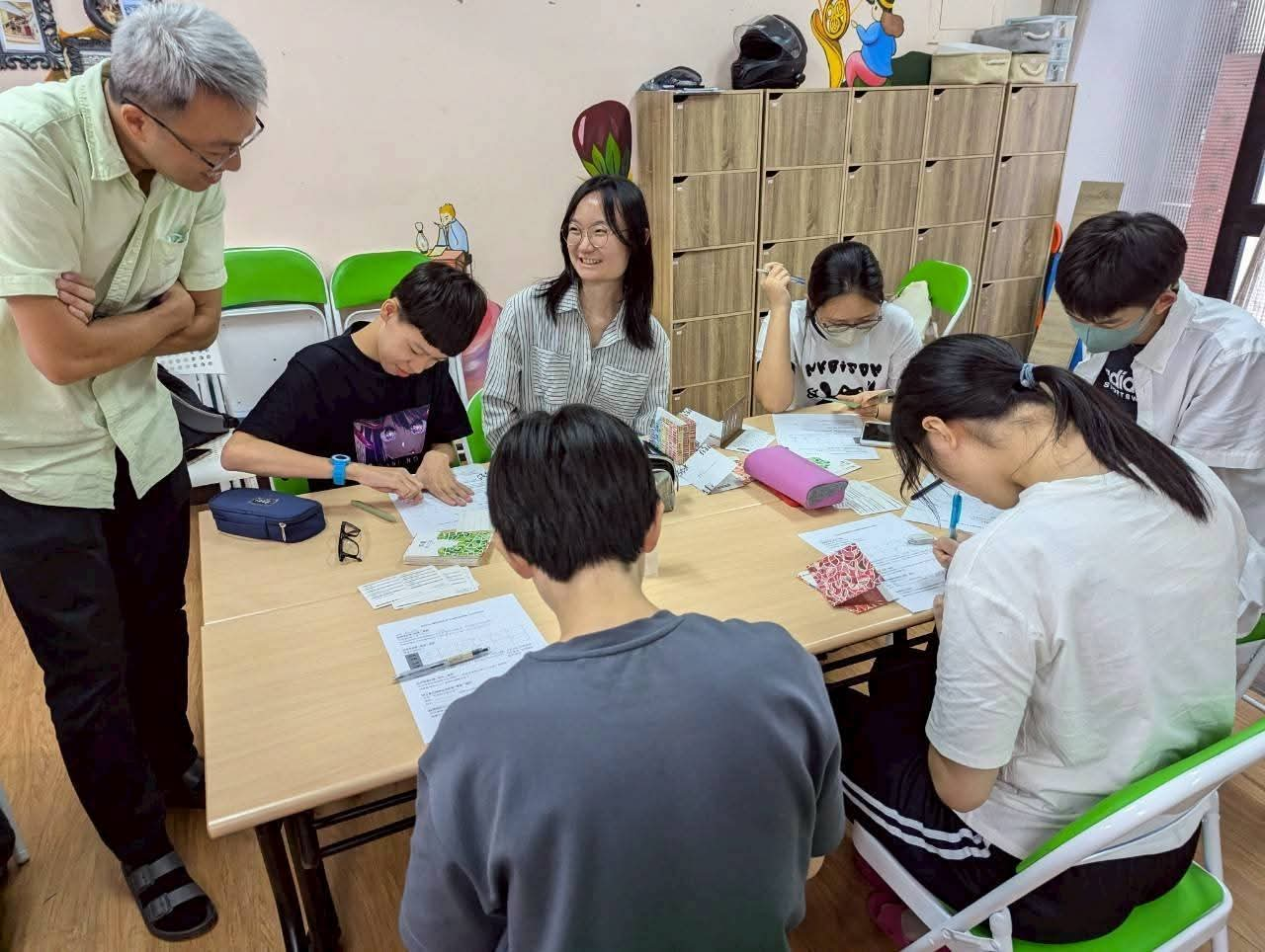 「在明星學校待了超過十年的歲月，她總以為學習是為了競爭，也拿到了數一數二的排名，卻失去了自己。」

敏暄，今年二十歲，九月即將就讀輔仁大學社會學系。

從幼稚園到高中，她一路就讀同一所私立明星學校。優良的教學、豐富的資源、高升學率，看起來是一條令人稱羨的道路。然而，在升學與競爭的環境裡，她也漸漸相信：一個人的價值，只取決於成績與表現。

當焦慮、憂鬱、自我否定不斷累積，她曾休學，又努力回到學校，希望用更拚命的方式證明自己。但即使成績重新回到一、二名，她卻沒有變得更快樂。她感到空虛、焦慮，她開始自傷、拒學；然後，她第二次離開學校。

來到聖類思後，她沒有立刻找到答案。相反地，過去那條清楚的「成功道路」消失了，眼前只剩下一片迷霧。在迷霧中，她停下來重新思考：如果人生不是只有競爭，那麼，我真正想成為什麼樣的人？如果我還是想上大學，高中這三年，我想如何「成年」？

這三年，她開始大量閱讀社會學和心理學相關書籍；她主動安排家人的旅行；她參與集體創作。因為有這一千個日子，她真正打開心去看到他者，她和爸媽得以重新靠近彼此。

她說，自己慢慢地明白：人生是一段真實活過的生命經驗。因此，即使考了可以錄取國立大學的成績，她知道自己想留在台北，因為想再多當爸媽的小女兒幾年，也堅定地以「社會學系」為第一志願。

她說，「來到聖類思，是我人生當中最好的選擇。」

我想請你在閱讀這些文字時，想一下，是不是你和孩子一直以為現在走的那條路是必須的，因此只能一路卯力向前。會不會，你們只是沒有聽見他者的分享——生命之路其實有另一種選擇。

青少年，最需要的是與他者的生命經驗共振、共感，他會聽見另一種召喚的聲音。誠摯邀請你們一起來到這場公益生命座談。
https://docs.google.com/forms/u/1/d/e/1FAIpQLSfOseicf9A4r9t51C-IAOIoxaXjdFK1_sqSAdRgwe5-5e_CCA/viewform?usp=send_form