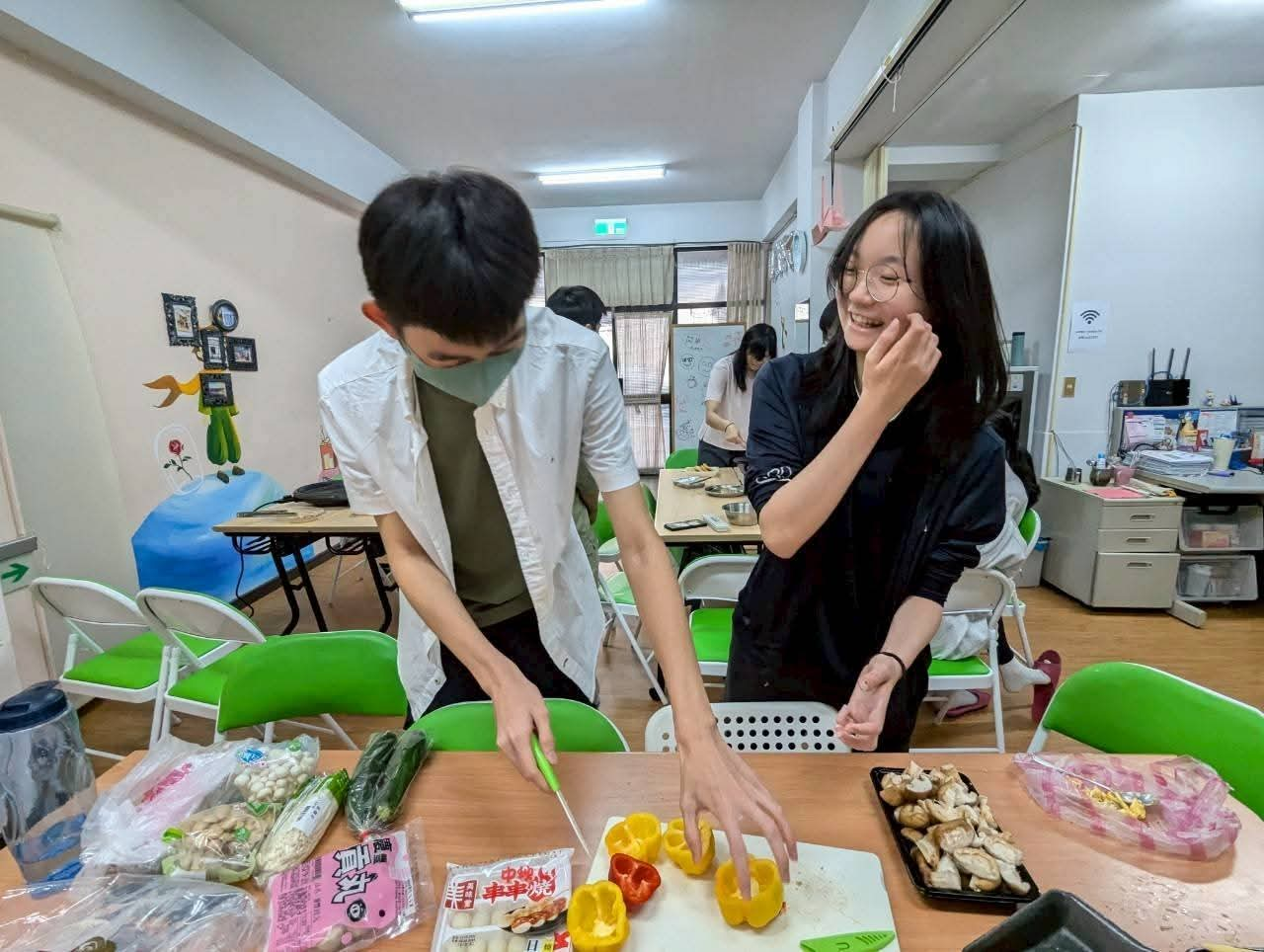「在明星學校待了超過十年的歲月，她總以為學習是為了競爭，也拿到了數一數二的排名，卻失去了自己。」

敏暄，今年二十歲，九月即將就讀輔仁大學社會學系。

從幼稚園到高中，她一路就讀同一所私立明星學校。優良的教學、豐富的資源、高升學率，看起來是一條令人稱羨的道路。然而，在升學與競爭的環境裡，她也漸漸相信：一個人的價值，只取決於成績與表現。

當焦慮、憂鬱、自我否定不斷累積，她曾休學，又努力回到學校，希望用更拚命的方式證明自己。但即使成績重新回到一、二名，她卻沒有變得更快樂。她感到空虛、焦慮，她開始自傷、拒學；然後，她第二次離開學校。

來到聖類思後，她沒有立刻找到答案。相反地，過去那條清楚的「成功道路」消失了，眼前只剩下一片迷霧。在迷霧中，她停下來重新思考：如果人生不是只有競爭，那麼，我真正想成為什麼樣的人？如果我還是想上大學，高中這三年，我想如何「成年」？

這三年，她開始大量閱讀社會學和心理學相關書籍；她主動安排家人的旅行；她參與集體創作。因為有這一千個日子，她真正打開心去看到他者，她和爸媽得以重新靠近彼此。

她說，自己慢慢地明白：人生是一段真實活過的生命經驗。因此，即使考了可以錄取國立大學的成績，她知道自己想留在台北，因為想再多當爸媽的小女兒幾年，也堅定地以「社會學系」為第一志願。

她說，「來到聖類思，是我人生當中最好的選擇。」

我想請你在閱讀這些文字時，想一下，是不是你和孩子一直以為現在走的那條路是必須的，因此只能一路卯力向前。會不會，你們只是沒有聽見他者的分享——生命之路其實有另一種選擇。

青少年，最需要的是與他者的生命經驗共振、共感，他會聽見另一種召喚的聲音。誠摯邀請你們一起來到這場公益生命座談。
https://docs.google.com/forms/u/1/d/e/1FAIpQLSfOseicf9A4r9t51C-IAOIoxaXjdFK1_sqSAdRgwe5-5e_CCA/viewform?usp=send_form
