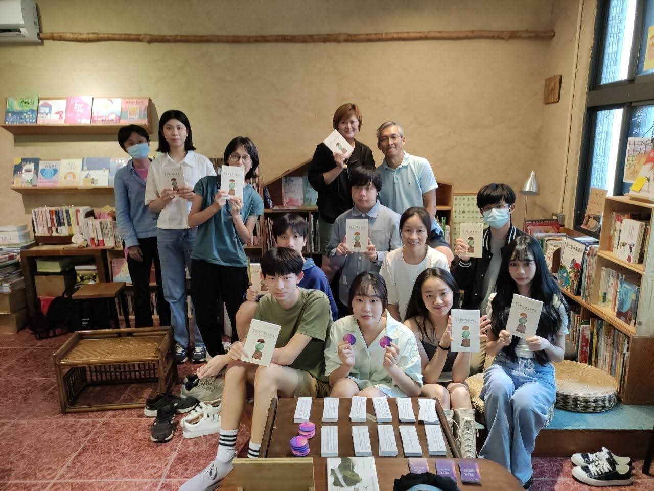 「要提醒自己不讓失敗否定自己；也不需要逼迫自己成為一個永遠勇敢、永遠相信自己的人。只要在大部分的時候，還願意覺得自己是一個『還不錯的人』，就很足夠了。」

這是昱瑾回頭看自己一路走來，最想跟青少年說的一段話。

高中自學期間，她參加營隊、競賽、策展、影片徵選、小論文……累積了看起來相當漂亮的經歷。高三時，她和同學一起投入特殊選材，通過多所大學第一階段書審，一場又一場準備面試。

那時候的她其實相信：我已經這麼努力了，結果應該不會太差吧。

她以為的「結果」卻沒有發生。

「我沒有上政大喔，大家都太優秀了。但是我沒有很難過，而且我會考學測，所以只是告知你一下喔😊」

她貼給我，三年半前傳給爸爸的訊息。

多年後重新翻出當時和爸爸的對話訊息，她才發現，「自己其實不是沒有很難過，而是太失望、太羞愧了，以至於連爸爸的安慰與鼓勵，都讓她更難面對自己的失敗，只能說自己沒有很難過」。

距離學測只剩一個多月，她重新走回學測與申請入學，最後進入世新大學。大一之後，她又決定參加轉學考，來到現在就讀的輔仁大學新聞系。

轉學成功，沒有讓生活一帆風順。

十九歲的她，坐在陌生的教室裡，看著前排同學熱絡聊天，眼淚就在眼眶裡打轉。她以為自己已經長大了、應該有能力適應陌生環境，也一遍遍告訴自己：「這沒什麼，我不應該這麼脆弱。」

她慢慢明白，「有些失落不是想通了就會消失。大家總說時間能夠解決一切；但真正要做到給『時間』時間，真的是很不容易的事。」

她開始允許自己感受那些還過不去的時刻。在那段總是一個人的日子裡，她開始注意輔大人行道上，陽光穿過樹葉留下的光影；看見回家途中的女高中生停下腳步，拿起手機拍攝天空的彩霞。

「以前也許不會特別留意的小事，在孤單的時候，突然變得珍貴。」

從特殊選材落榜、申請入學，到轉學考；從以為「努力就應該得到結果」，到漸漸知道人生有許多事情無法完全掌握——昱瑾覺得自己慢慢地長大，長大讓她明白未來沒有標準答案，但未來充滿可以讓人期待和想像的可能性。

即將升上大四，她坦白地說，自己現在也還不太清楚未來要往哪裡走。但她知道：「每一次選擇，不管被多少人事物影響，選擇權終究可以回到自己手上。要提醒自己不讓失敗否定自己；也不需要逼迫自己成為一個永遠勇敢、永遠相信自己的人。只要在大部分的時候，還願意覺得自己是一個『還不錯的人』，就很足夠了。」
https://docs.google.com/forms/u/1/d/e/1FAIpQLSfOseicf9A4r9t51C-IAOIoxaXjdFK1_sqSAdRgwe5-5e_CCA/viewform?usp=send_form