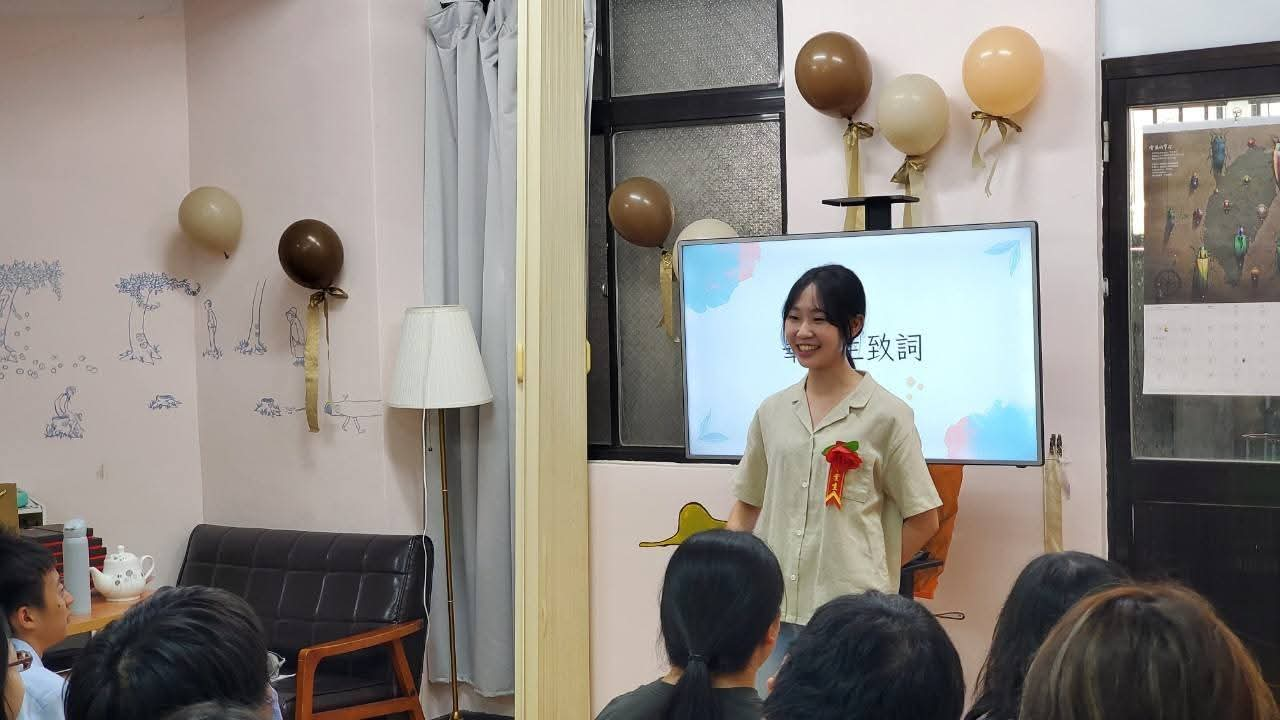 「要提醒自己不讓失敗否定自己；也不需要逼迫自己成為一個永遠勇敢、永遠相信自己的人。只要在大部分的時候，還願意覺得自己是一個『還不錯的人』，就很足夠了。」

這是昱瑾回頭看自己一路走來，最想跟青少年說的一段話。

高中自學期間，她參加營隊、競賽、策展、影片徵選、小論文……累積了看起來相當漂亮的經歷。高三時，她和同學一起投入特殊選材，通過多所大學第一階段書審，一場又一場準備面試。

那時候的她其實相信：我已經這麼努力了，結果應該不會太差吧。

她以為的「結果」卻沒有發生。

「我沒有上政大喔，大家都太優秀了。但是我沒有很難過，而且我會考學測，所以只是告知你一下喔😊」

她貼給我，三年半前傳給爸爸的訊息。

多年後重新翻出當時和爸爸的對話訊息，她才發現，「自己其實不是沒有很難過，而是太失望、太羞愧了，以至於連爸爸的安慰與鼓勵，都讓她更難面對自己的失敗，只能說自己沒有很難過」。

距離學測只剩一個多月，她重新走回學測與申請入學，最後進入世新大學。大一之後，她又決定參加轉學考，來到現在就讀的輔仁大學新聞系。

轉學成功，沒有讓生活一帆風順。

十九歲的她，坐在陌生的教室裡，看著前排同學熱絡聊天，眼淚就在眼眶裡打轉。她以為自己已經長大了、應該有能力適應陌生環境，也一遍遍告訴自己：「這沒什麼，我不應該這麼脆弱。」

她慢慢明白，「有些失落不是想通了就會消失。大家總說時間能夠解決一切；但真正要做到給『時間』時間，真的是很不容易的事。」

她開始允許自己感受那些還過不去的時刻。在那段總是一個人的日子裡，她開始注意輔大人行道上，陽光穿過樹葉留下的光影；看見回家途中的女高中生停下腳步，拿起手機拍攝天空的彩霞。

「以前也許不會特別留意的小事，在孤單的時候，突然變得珍貴。」

從特殊選材落榜、申請入學，到轉學考；從以為「努力就應該得到結果」，到漸漸知道人生有許多事情無法完全掌握——昱瑾覺得自己慢慢地長大，長大讓她明白未來沒有標準答案，但未來充滿可以讓人期待和想像的可能性。

即將升上大四，她坦白地說，自己現在也還不太清楚未來要往哪裡走。但她知道：「每一次選擇，不管被多少人事物影響，選擇權終究可以回到自己手上。要提醒自己不讓失敗否定自己；也不需要逼迫自己成為一個永遠勇敢、永遠相信自己的人。只要在大部分的時候，還願意覺得自己是一個『還不錯的人』，就很足夠了。」
https://docs.google.com/forms/u/1/d/e/1FAIpQLSfOseicf9A4r9t51C-IAOIoxaXjdFK1_sqSAdRgwe5-5e_CCA/viewform?usp=send_form