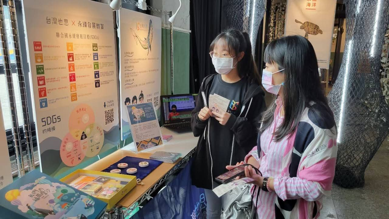 「要提醒自己不讓失敗否定自己；也不需要逼迫自己成為一個永遠勇敢、永遠相信自己的人。只要在大部分的時候，還願意覺得自己是一個『還不錯的人』，就很足夠了。」

這是昱瑾回頭看自己一路走來，最想跟青少年說的一段話。

高中自學期間，她參加營隊、競賽、策展、影片徵選、小論文……累積了看起來相當漂亮的經歷。高三時，她和同學一起投入特殊選材，通過多所大學第一階段書審，一場又一場準備面試。

那時候的她其實相信：我已經這麼努力了，結果應該不會太差吧。

她以為的「結果」卻沒有發生。

「我沒有上政大喔，大家都太優秀了。但是我沒有很難過，而且我會考學測，所以只是告知你一下喔😊」

她貼給我，三年半前傳給爸爸的訊息。

多年後重新翻出當時和爸爸的對話訊息，她才發現，「自己其實不是沒有很難過，而是太失望、太羞愧了，以至於連爸爸的安慰與鼓勵，都讓她更難面對自己的失敗，只能說自己沒有很難過」。

距離學測只剩一個多月，她重新走回學測與申請入學，最後進入世新大學。大一之後，她又決定參加轉學考，來到現在就讀的輔仁大學新聞系。

轉學成功，沒有讓生活一帆風順。

十九歲的她，坐在陌生的教室裡，看著前排同學熱絡聊天，眼淚就在眼眶裡打轉。她以為自己已經長大了、應該有能力適應陌生環境，也一遍遍告訴自己：「這沒什麼，我不應該這麼脆弱。」

她慢慢明白，「有些失落不是想通了就會消失。大家總說時間能夠解決一切；但真正要做到給『時間』時間，真的是很不容易的事。」

她開始允許自己感受那些還過不去的時刻。在那段總是一個人的日子裡，她開始注意輔大人行道上，陽光穿過樹葉留下的光影；看見回家途中的女高中生停下腳步，拿起手機拍攝天空的彩霞。

「以前也許不會特別留意的小事，在孤單的時候，突然變得珍貴。」

從特殊選材落榜、申請入學，到轉學考；從以為「努力就應該得到結果」，到漸漸知道人生有許多事情無法完全掌握——昱瑾覺得自己慢慢地長大，長大讓她明白未來沒有標準答案，但未來充滿可以讓人期待和想像的可能性。

即將升上大四，她坦白地說，自己現在也還不太清楚未來要往哪裡走。但她知道：「每一次選擇，不管被多少人事物影響，選擇權終究可以回到自己手上。要提醒自己不讓失敗否定自己；也不需要逼迫自己成為一個永遠勇敢、永遠相信自己的人。只要在大部分的時候，還願意覺得自己是一個『還不錯的人』，就很足夠了。」
https://docs.google.com/forms/u/1/d/e/1FAIpQLSfOseicf9A4r9t51C-IAOIoxaXjdFK1_sqSAdRgwe5-5e_CCA/viewform?usp=send_form