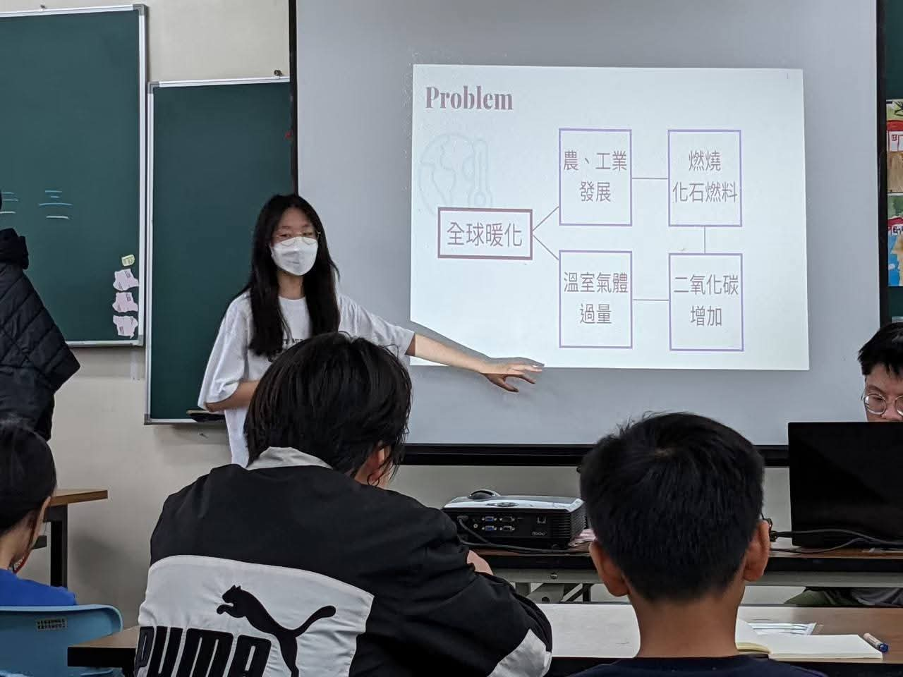 「要提醒自己不讓失敗否定自己；也不需要逼迫自己成為一個永遠勇敢、永遠相信自己的人。只要在大部分的時候，還願意覺得自己是一個『還不錯的人』，就很足夠了。」

這是昱瑾回頭看自己一路走來，最想跟青少年說的一段話。

高中自學期間，她參加營隊、競賽、策展、影片徵選、小論文……累積了看起來相當漂亮的經歷。高三時，她和同學一起投入特殊選材，通過多所大學第一階段書審，一場又一場準備面試。

那時候的她其實相信：我已經這麼努力了，結果應該不會太差吧。

她以為的「結果」卻沒有發生。

「我沒有上政大喔，大家都太優秀了。但是我沒有很難過，而且我會考學測，所以只是告知你一下喔😊」

她貼給我，三年半前傳給爸爸的訊息。

多年後重新翻出當時和爸爸的對話訊息，她才發現，「自己其實不是沒有很難過，而是太失望、太羞愧了，以至於連爸爸的安慰與鼓勵，都讓她更難面對自己的失敗，只能說自己沒有很難過」。

距離學測只剩一個多月，她重新走回學測與申請入學，最後進入世新大學。大一之後，她又決定參加轉學考，來到現在就讀的輔仁大學新聞系。

轉學成功，沒有讓生活一帆風順。

十九歲的她，坐在陌生的教室裡，看著前排同學熱絡聊天，眼淚就在眼眶裡打轉。她以為自己已經長大了、應該有能力適應陌生環境，也一遍遍告訴自己：「這沒什麼，我不應該這麼脆弱。」

她慢慢明白，「有些失落不是想通了就會消失。大家總說時間能夠解決一切；但真正要做到給『時間』時間，真的是很不容易的事。」

她開始允許自己感受那些還過不去的時刻。在那段總是一個人的日子裡，她開始注意輔大人行道上，陽光穿過樹葉留下的光影；看見回家途中的女高中生停下腳步，拿起手機拍攝天空的彩霞。

「以前也許不會特別留意的小事，在孤單的時候，突然變得珍貴。」

從特殊選材落榜、申請入學，到轉學考；從以為「努力就應該得到結果」，到漸漸知道人生有許多事情無法完全掌握——昱瑾覺得自己慢慢地長大，長大讓她明白未來沒有標準答案，但未來充滿可以讓人期待和想像的可能性。

即將升上大四，她坦白地說，自己現在也還不太清楚未來要往哪裡走。但她知道：「每一次選擇，不管被多少人事物影響，選擇權終究可以回到自己手上。要提醒自己不讓失敗否定自己；也不需要逼迫自己成為一個永遠勇敢、永遠相信自己的人。只要在大部分的時候，還願意覺得自己是一個『還不錯的人』，就很足夠了。」
https://docs.google.com/forms/u/1/d/e/1FAIpQLSfOseicf9A4r9t51C-IAOIoxaXjdFK1_sqSAdRgwe5-5e_CCA/viewform?usp=send_form